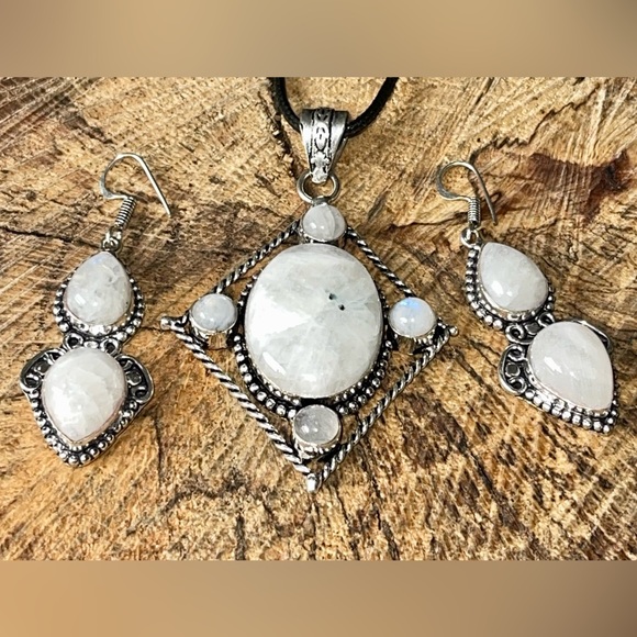 Beautiful Set of Rainbow Moonstone Pendant & Earrings - Picture 10 of 11